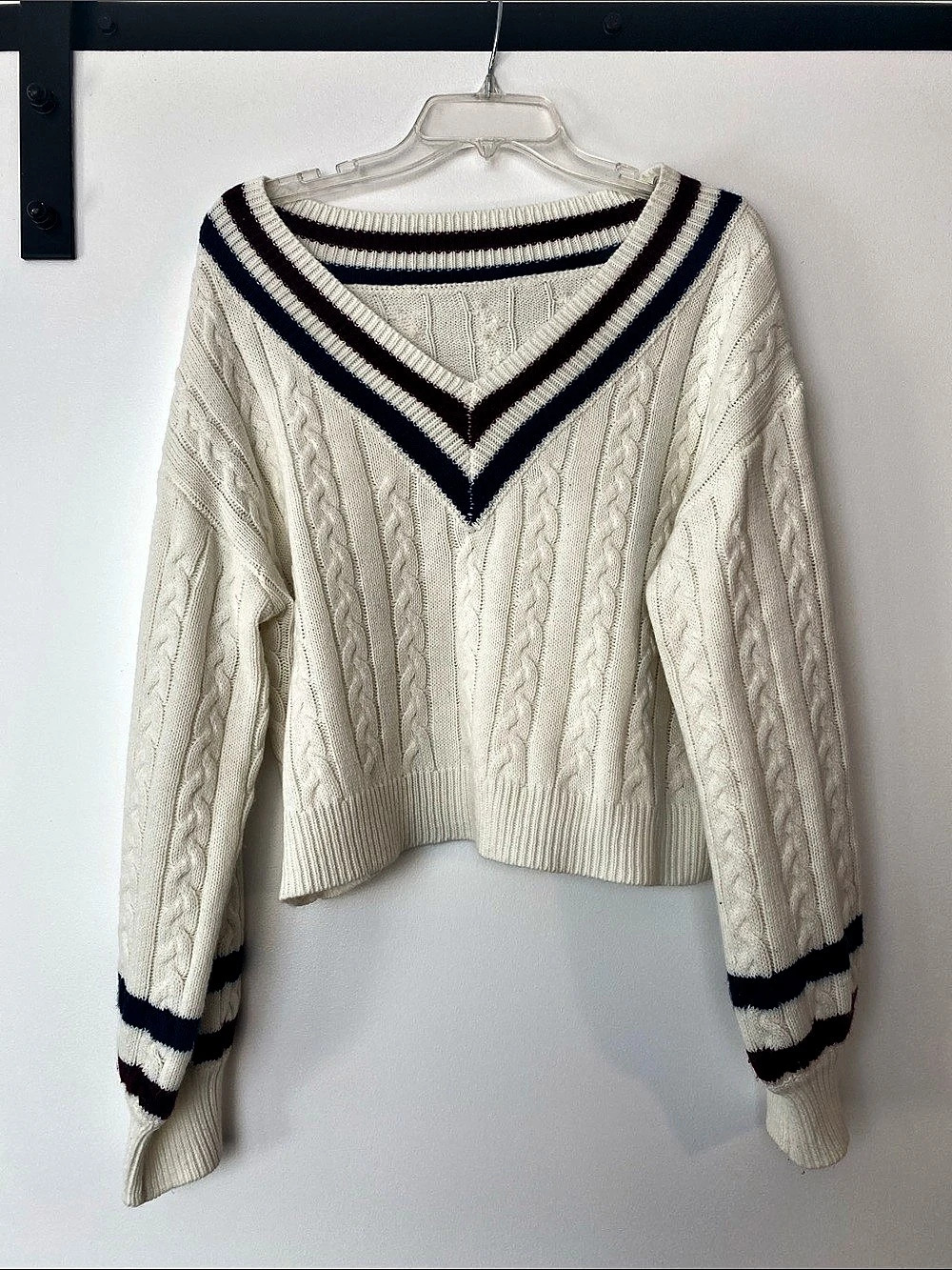 CIDER Cable Knit V-Neck Sweater in Cream & Blue Large